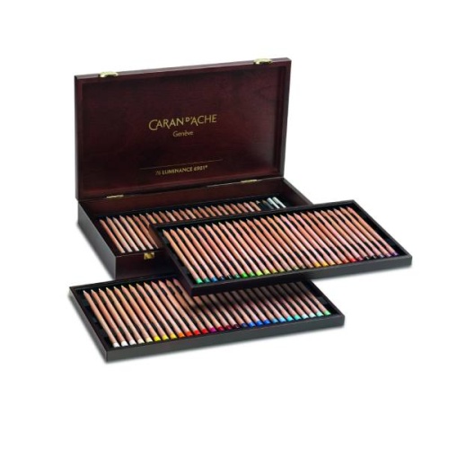 Kredki artystyczne Luminance 6901 Caran d'Ache - zestaw 76 kolorów w drewnianej kasecie + 2 blendery + 2 ołówki Grafwood
