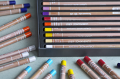 swiat_artysty_kredki_artystyczne_caran_d_ache_luminance_6901-100-kolorow-rozne-kolory